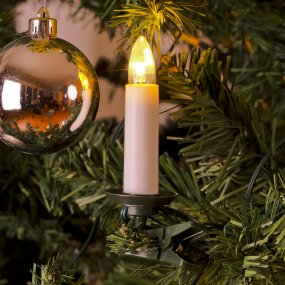 Weihnachtsbaumbeleuchtung warmweiß 35LED 27m Weiß Von Konstsmide - Die Schleife ist 27,2 Meter lang, der Abstand zwischen den einzelnen Lichtern betr&auml;gt 80 cm.