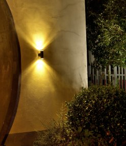 Cylinder Duo Anthrazit außenlampe Von Lampan - Lampan lyser fint b&aring;de upp och ner p&aring; v&auml;ggen.