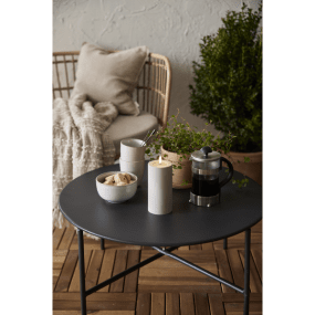 LED Stumpenkerze Flamme Soft 18cm Beige Von Star Trading - Die Oberfl&auml;che der Kunststoffkerze f&uuml;hlt sich samtig an und bildet unter der Flamme einen gl&auml;nzenden Schimmer, der an fl&uuml;ssiges Wachs erinnert und die Kerze noch lebensechter wirken l&auml;sst.