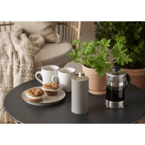 LED Stumpenkerze Flamme Soft 18cm Braun Von Star Trading - Die Oberfl&auml;che der Kunststoffkerze f&uuml;hlt sich samtig an und bildet unter der Flamme einen gl&auml;nzenden Schimmer, der an fl&uuml;ssiges Wachs erinnert und die Kerze noch lebensechter wirken l&auml;sst.