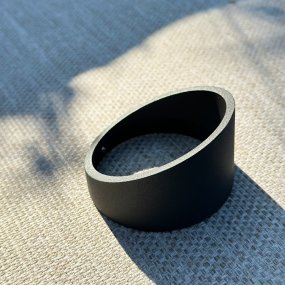 Blendschutz Luna Dunkelgrau Von Lightson - Die Blende mit einem Innendurchmesser von 60 mm wird auf die Leuchte geschraubt und anschließend mit einer kleinen Schraube fixiert.