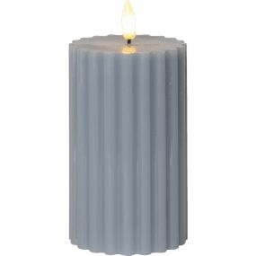 LED Stumpenkerze Flamme Stripe Blau Von Star Trading - Es verf&uuml;gt &uuml;ber eine Timerfunktion und wenn der Schalter eingeschaltet ist, leuchtet das Licht im Timermodus 6 Stunden lang, 18 Stunden lang aus (in Wiederholung), mit einer sch&ouml;nen realistischen Flamme in warmwei&szlig;em Licht.