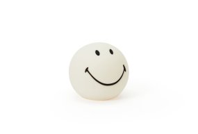 Bundle of Light - Smiley Mini Weiß kinderlampe Von Mr Maria - Bringen Sie mit dieser bezaubernden Smiley-Lampe etwas Licht und Freude in Ihren Tag und Ihr Zuhause.