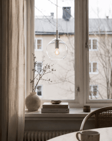 Globi Ø15 Chrome/transparent fensterlampe Von Nordic Lighting - Die Globi Fensterleuchte ist eine stilvolle und moderne Lampe, die jedem Raum eine warme und gem&uuml;tliche Atmosph&auml;re verleiht.