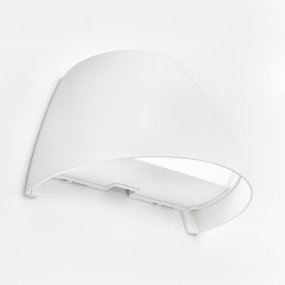 Wandleuchte OUT-02 Weiß Von Plejd - OUT-02 ist eine intelligente Wandleuchte f&uuml;r den Au&szlig;enbereich mit einstellbarem Wei&szlig; und integrierter LED, die sich beispielsweise f&uuml;r die Beleuchtung von Fassaden eignet.