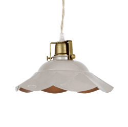 Frida Ø25 Beige fensterlampe Von Strömshaga - Die Lampe hat ein naturfarbenes gedrehtes Textilkabel und eine Messingfassung.