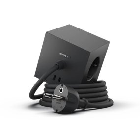 Square 1 with 30W Dual USBC & Magnetic base, 3m Schwarz Von Avolt - Steckdosenleiste von Avolt im stylischen Design mit langem PVC-Kabel, einem W&uuml;rfel aus recyceltem Kunststoff und einer Magnetplatte an der Unterseite zum Aufh&auml;ngen an der Wand.