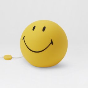 Smiley Star Light Gelb kinderlampe Von Mr Maria - Smiley, bekannt und beliebt für seine Geschichten und seinen stilvollen Ausdruck, wird zu einem einzigartigen und beruhigenden Detail im Raum.