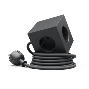 Square 1 with 30W Dual USBC & Magnetic base, 1.8m Schwarz Von Avolt - Steckdosenleiste von Avolt im stylischen Design mit langem PVC-Kabel, einem W&uuml;rfel aus recyceltem Kunststoff und einer Magnetplatte an der Unterseite zum Aufh&auml;ngen an der Wand.