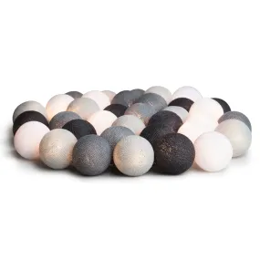 Irislights Graphic Grey 35 bollar Grau Von Irislights - Die Lichterkette besteht aus einem Kunststoffkabel mit handgefertigten Kugeln aus Baumwoll- und Polyestergarn, die ein sanftes Licht abgeben.