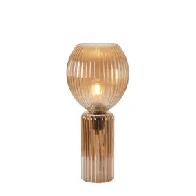 Toulipa 40cm Bernstein tischlampe Von Markslöjd - Tischlampe aus Bernsteinglas mit gerippter Struktur sowohl im Lampenfu&szlig; als auch im Lampenschirm.