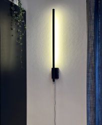 Stecco 65cm Schwarz wandlampe Von Aneta Lighting - Die Wandleuchte STECCO aus schwarz lackiertem Metall passt an schmale Wände ebenso gut wie an etwas größere.