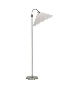 Amy Flex Silber stehlampe Von PR Home - Die Lampe hat ein silberfarbenes Metallgestell mit einem verstellbaren Arm und einem praktischen Ein-/Ausschalter am Fuß.