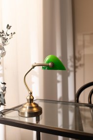 Bankers 25cm Antikes Messing schreibtischlampe Von Markslöjd - Die Tischlampe Bankers hat einen Metallsockel und verstellbares grünes Glas.