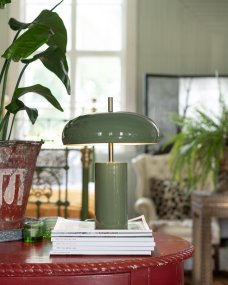 Lex 40cm Grün tischlampe Von Alde & Lind - Im Lieferumfang enthalten sind ein 2 m langes schwarzes Kabel, ein Netzschalter und ein Netzstecker.