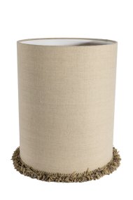 Lampshade Cylinder Fringe Ø30 Natur Von Alde & Lind - Die Kanten sind sorgfältig gefaltet, und entlang des unteren Randes verläuft eine dekorative, schwere Spitzenborte, die dem Lampenschirm ein elegantes und exklusives Detail verleiht.
