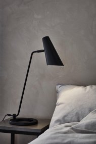 Cal 50cm Schwarz schreibtischlampe Von Markslöjd - Die Tischlampe Cal ist stilvoll und schlicht.