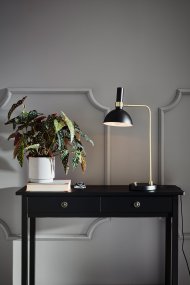 Larry 65cm Gebürstetes Messing schreibtischlampe Von Markslöjd - Larry ist eine stilvolle und dezente Tischleuchte, die dem Arbeitsplatz, dem Nachttisch oder dem Flur eine elegante Note verleiht.