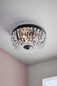 Vasa Ø30 Chrom badezimmerlampe Von Markslöjd - Diese elegante Deckenleuchte aus Kristall hat einen schwarzen Metallrahmen und wunderschöne maschinengeschliffene Prismen, die einen luxuriösen Eindruck erwecken.