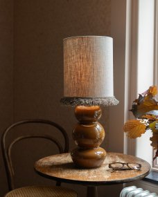 Becca 36cm Braun lampenfuß Von Alde & Lind - Die abgerundete Form mit drei weichen Segmenten verleiht der Lampe einen verspielten und zugleich stilvollen Ausdruck.