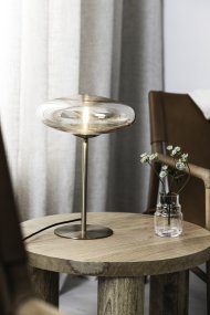 Locus 40cm Messing tischlampe Von Markslöjd - Die Tischlampe Locus strahlt mit ihrem einzigartigen Design aus Gold und Bernsteinglas Luxus und Eleganz aus.