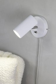 Costilla Weiß leselampe Von Markslöjd - Durch das schlichte Design und den stilvollen Farbton fügt sich die Lampe in die meisten Einrichtungsstile ein.