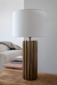 Hashira 60cm Antikes Messing tischlampe Von Markslöjd - Hashira ist eine rustikale und elegante Tischlampe mit einem antiken Messingsockel, der einer Säule ähnelt.