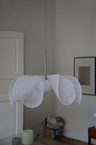 Styrka Ø75 Weiß hängelampe Von Markslöjd - Mit einem Durchmesser von 75 cm eignet sich die Lampe perfekt für das Schlafzimmer oder über dem Esstisch.