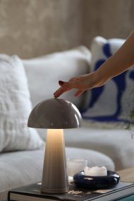 Fungi 27cm Greige tragbare Von Markslöjd - Diese tragbare und wiederaufladbare Tischleuchte l&auml;sst sich m&uuml;helos in verschiedenen R&auml;umen verwenden.