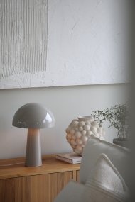 Mantar 36cm Greige tischlampe Von Markslöjd - Die gl&auml;nzende Oberfl&auml;che verleiht ihr eine elegante Ausstrahlung und macht sie perfekt f&uuml;r den Schreibtisch, den Beistelltisch oder das Fenster, wo Sie eine funktionale Lichtquelle mit modernem Flair w&uuml;nschen.
