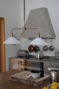 Vela 75cm Messing/Weiß Von Markslöjd - Stilvolle Deckenleuchte im klassischen Stil mit Messingrahmen und zwei gl&auml;nzend wei&szlig;en Glasschirmen.