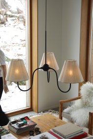 Veya Ø90 Schwarz Von Markslöjd - Das Metallgestell verleiht der Leuchte einen soliden, handwerklich anmutenden Charakter, der durch die weichen Textilien harmonisch erg&auml;nzt wird und ein zeitloses Gesamtbild schafft, in dem Klassik und Moderne verschmelzen.