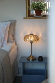 Kurage 43cm Antikmessing/Bernstein Von Markslöjd - Klassische Tischleuchte mit Sockel in Antikmessing-Optik und dekorativem, bernsteinfarbenem Glasschirm.