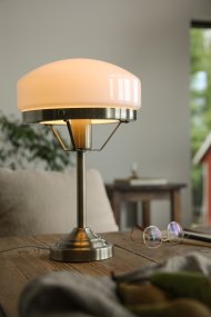 Aurelia 40cm Antikmessing tischlampe Von Markslöjd - Der Sockel aus antikmessingfarbenem Metall harmoniert perfekt mit dem sanft geschwungenen, wei&szlig;en Glasschirm, der der Leuchte einen klassischen und stilvollen Ausdruck verleiht.