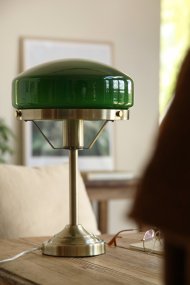 Aurelia 40cm Antikmessing/Grün tischlampe Von Markslöjd - Der Sockel aus antikmessingfarbenem Metall harmoniert perfekt mit dem sanft geschwungenen Schirm aus gr&uuml;nem Glas, der der Leuchte einen klassischen und stilvollen Ausdruck verleiht.