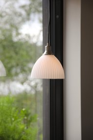 Ro Ø18 Weiß fensterlampe Von Markslöjd - Die Leuchte wird mit einem 3,5 m langen, schwarzen Textilkabel, einem Netzschalter und einem Netzstecker geliefert.