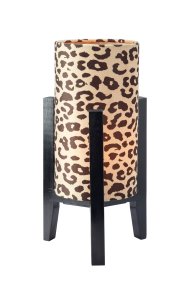 Eruca 34cm Leopard tischlampe Von Markslöjd - Der Lampenfu&szlig; aus schwarzem Holz wird mit einem zylindrischen Textilschirm in cremewei&szlig;em und braunem Leopardenmuster kombiniert, was der Lampe einen trendigen und individuellen Charakter verleiht.