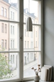 Clay Ø8 Weiß fensterlampe Von Markslöjd - Die glasierte Keramik verleiht der Leuchte eine elegante und lebendige Ausstrahlung, w&auml;hrend die neutrale wei&szlig;e Farbe eine harmonische Kombination mit verschiedenen Einrichtungsstilen erm&ouml;glicht.