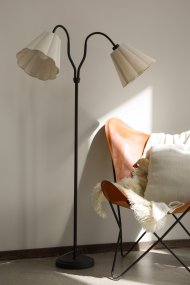 Veya 2 Schwarz stehlampe Von Markslöjd - Veya ist eine stilvolle Stehleuchte mit schwarzem Metallfu&szlig; und zwei beigefarbenen Textilschirmen, die einen sanften Kontrast bilden.