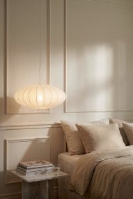 Solia Ø50 Weiß hängelampe Von Markslöjd - Solia ist eine elegante Pendelleuchte mit weicher, ovaler Form und skandinavisch-leichter Ausstrahlung.