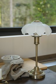 Kurage 35cm Antikmessing/Weiß tragbare Von Markslöjd - Die Lampe ist wiederaufladbar und verf&uuml;gt &uuml;ber einen Touch-Dimmer am Fu&szlig; mit drei Helligkeitsstufen und einstellbarer Farbtemperatur.