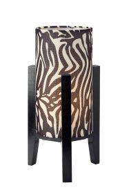Eruca 34cm Zebra tischlampe Von Markslöjd - Der schwarze Holzfu&szlig; harmoniert perfekt mit dem zylindrischen Textilschirm im schwarz-wei&szlig;en Zebramuster, der der Leuchte einen grafischen und ausdrucksstarken Charakter verleiht.