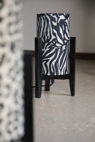 Eruca 34cm Zebra tischlampe Von Markslöjd - Der schwarze Holzfu&szlig; harmoniert perfekt mit dem zylindrischen Textilschirm im schwarz-wei&szlig;en Zebramuster, der der Leuchte einen grafischen und ausdrucksstarken Charakter verleiht.