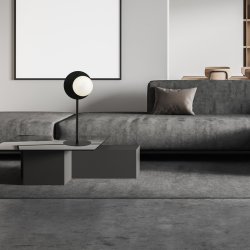 Oslo 50cm tischlampe Von Emibig Lighting - Die runde Form bildet einen schönen Kontrast zum geraden Fuß und macht die Leuchte zu einem dekorativen Element im Raum.