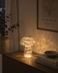 Svamp 23cm Blau tischlampe Von Pixie Design - Entdecken Sie die Eleganz der Glas-Tischleuchte Mushroom &ndash; eine einzigartige Lampe, die Stil und Funktion vereint.