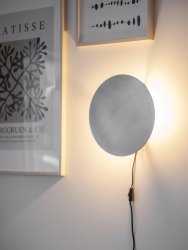 Fullmoon Ø35 Silber wandlampe Von PR Home - Sorgt f&uuml;r ein sch&ouml;nes indirektes Licht und ist im ausgeschalteten Zustand eine sch&ouml;ne Dekoration.
