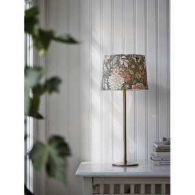 Dahlia 58cm Messing tischlampe Von PR Home - Die Tischleuchte Dahlia aus Messing mit ihrem dekorativen Schirm in erdigen Grüntönen passt perfekt auf den Schreibtisch, den Nachttisch oder ins Fenster.