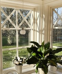 Elin Ø10 Stahl Von Aneta Lighting - Fensterlampe Elin aus Stahl mit wei&szlig;em Schirm aus geriffeltem Glas.