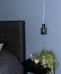 Cylinder Ø9 Schwarz fensterlampe Von Aneta Lighting - Das Kabel ist 4 Meter lang und verfügt über einen Mittelstromschalter und einen Stecker.