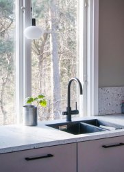 Bell Ø15 Weiß fensterlampe Von Aneta Lighting - Gefertigt aus schwarzem Metall mit einem runden Schirm aus Opalglas, der ein sanftes und angenehmes Licht spendet.